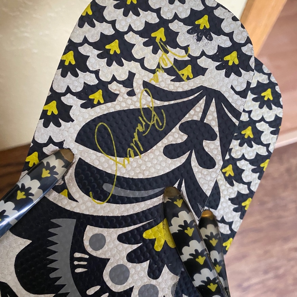 Vera Bradley sandals! Size 9-10. Gorgeous pattern! - Picture 4 of 4